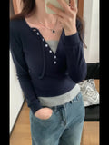 Desire To Fake Two V-Collar Long-Sleeved T-Shirts For Women In Early Autumn, The New Design Feels Like A Small Group Of Slim Spicy Girls' Short Blouses.-Outfit