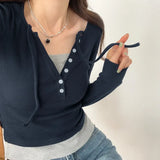 Desire To Fake Two V-Collar Long-Sleeved T-Shirts For Women In Early Autumn, The New Design Feels Like A Small Group Of Slim Spicy Girls' Short Blouses.-Outfit
